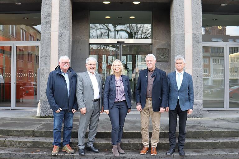 Regierungspräsidentin Dr. Susanne Weizendörfer und Bereichsleiter Bertram Eidel bedankten sich bei den ausgeschiedenen Mitgliedern des Naturschutzbeirates für Ihre Unterstützung.Im Bild (von links nach rechts): Wolfram Zeller, Josef Mend, Regierungspräsidentin Dr. Susanne Weizendörfer, Hartwig Brönner; Bereichsleiter Bertram Eidel. Regierungspräsidentin Dr. Susanne Weizendörfer und Bereichsleiter Bertram Eidel bedankten sich bei den ausgeschiedenen Mitgliedern des Naturschutzbeirates für Ihre Unterstützung.Im Bild (von links nach rechts): Wolfram Zeller, Josef Mend, Regierungspräsidentin Dr. Susanne Weizendörfer, Hartwig Brönner; Bereichsleiter Bertram Eidel.