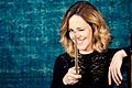 Sol Gabetta, die stets auf der Suche nach Repertoire jenseits des Wohlbekannten ist, besticht mit ihrer Virtuosität am Cello.