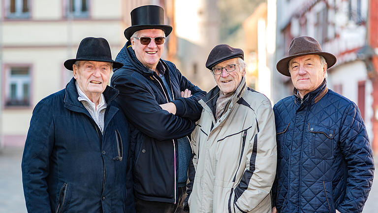 Die 'Gebrüder Narr' (von links) Winfried Hain, Hans-Jürgen Döll-Kade, Oskar Amersbach und Bruno Gold am Marktplatz in Karlstadt.