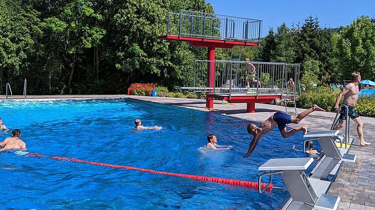 Das Bischofsheimer Freibad ist bei sommerlichen Temperaturen ein beliebter Anlaufpunkt, den vor allem Familien gerne ansteuern. Das Bischofsheimer Freibad ist bei sommerlichen Temperaturen ein beliebter Anlaufpunkt, den vor allem Familien gerne ansteuern.