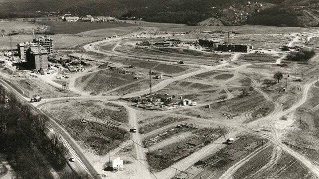 Der Schweinfurter Stadtteil Deutschhof in seinen Anfängen. Ab 1970 wurde mit den Bauarbeiten begonnen. Trotz sorgfältiger Recherche konnten der Rechteinhaber des Fotos nicht ermittelt werden. Rechteinhaber werden gebeten, sich bei der Redaktion zu melden. Der Schweinfurter Stadtteil Deutschhof in seinen Anfängen. Ab 1970 wurde mit den Bauarbeiten begonnen. Trotz sorgfältiger Recherche konnten der Rechteinhaber des Fotos nicht ermittelt werden. Rechteinhaber werden gebeten, sich bei der Redaktion zu melden. 