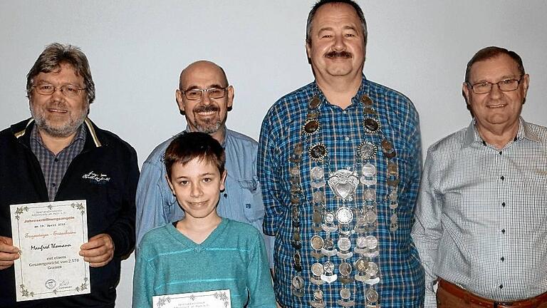 Der Vorsitzende des Schwarzacher Sportangelvereins Walter Link (rechts) zeichnete (von links) Manfred Thomann, Markus Hein, Richard Lurz sowie (vorne) Marvin Götz als die besten Angler 2015 aus. Der Vorsitzende des Schwarzacher Sportangelvereins Walter Link (rechts) zeichnete (von links) Manfred Thomann, Markus Hein, Richard Lurz sowie (vorne) Marvin Götz als die besten Angler 2015 aus.