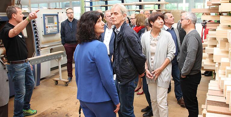 Die Angebote am 'Tag der offenen Tür' reichten von der Ausstellung über Vorträge und Planwagenfahrt bis zu Betriebsführungen. Auch Bürgermeisterin Helga Schmidt-Neder (vorne), Amtsvorgänger Leonhard Scherg und zahlreiche Stadtratsmitglieder nutzten die Gelegenheit, sich einen Einblick zu verschaffen. Die Angebote am 'Tag der offenen Tür' reichten von der Ausstellung über Vorträge und Planwagenfahrt bis zu Betriebsführungen. Auch Bürgermeisterin Helga Schmidt-Neder (vorne), Amtsvorgänger Leonhard Scherg und zahlreiche Stadtratsmitglieder nutzten die Gelegenheit, sich einen Einblick zu verschaffen.