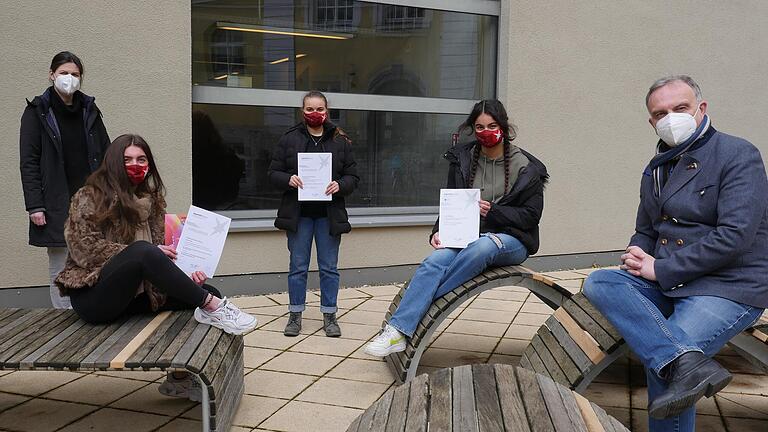 Die drei Preisträgerinnen des Röntgen-Gymnasiums bei „Jugend forscht“ 2021: (vorne, von links) Juliane Sierl (Q12), Mariam Azouka (Q11) und Yasmin Ben Rajiba (Q11). Es freuen sich: (hinten links) Projektlehrerin Iris Kühnel und (rechts) Schulleiter Klauspeter Schmidt.