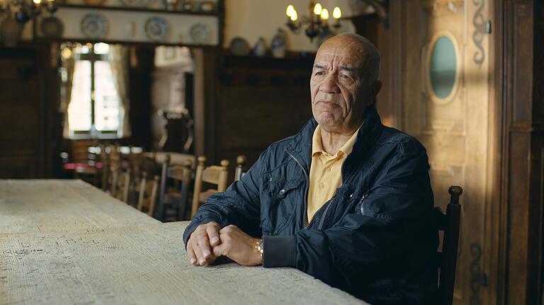 Erwin Kostedde, hier im Dokumentarfilm 'Schwarze Adler', war der erste Schwarze Nationalspieler in Deutschland. Erwin Kostedde, hier im Dokumentarfilm 'Schwarze Adler', war der erste Schwarze Nationalspieler in Deutschland. 