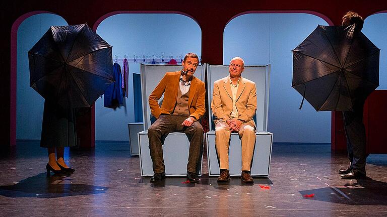 Die Badische Landesbühne zeigt in der Stadthalle in Tauberbischofsheim Graham Greenes parodistischen Agenten-Thriller 'Unser Mann in Havanna'.