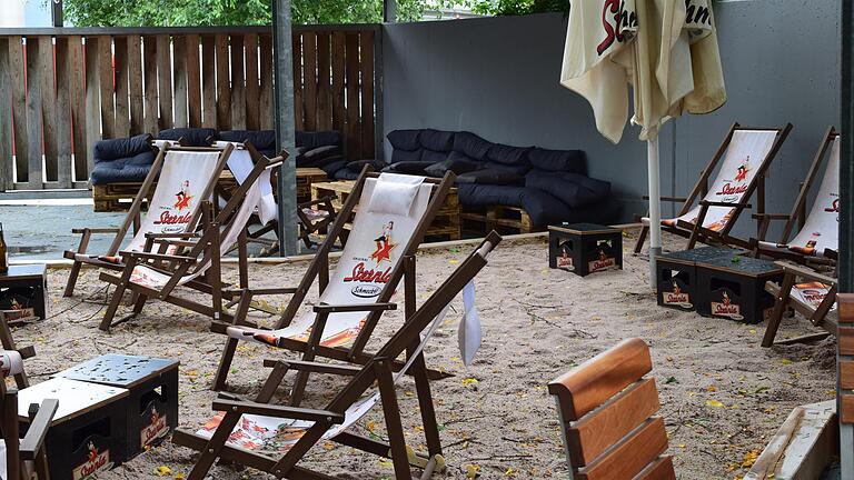 Die Lounge hinter dem Triamare-Kiosk im Bad Neustädter Schwimmbad, aufgenommen in Höhe des Plansch- und Nichtschwimmerbeckens, startet bald in die Freibadsaison 2022. Wird es in diesem Sommer wieder die kontrovers diskutierten Wasserpfeifen geben? Die Lounge hinter dem Triamare-Kiosk im Bad Neustädter Schwimmbad, aufgenommen in Höhe des Plansch- und Nichtschwimmerbeckens, startet bald in die Freibadsaison 2022. Wird es in diesem Sommer wieder die kontrovers diskutierten Wasserpfeifen geben?