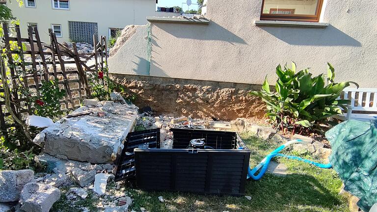Teile der Außenwand sind beim Abbruch des Theilheimer Kindergartens in zwei Gärten von Nachbarn gefallen. Gartenzaun, Pflanzen und Pooltechnik sind beschädigt bzw. zerstört.