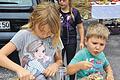 Stein auf Stein: Aus bunten Steinen entstanden kleine Kunstwerke, wobei die Kinder in Wülfershausen mit großem Eifer dabei waren und ihre Ideen umsetzten.