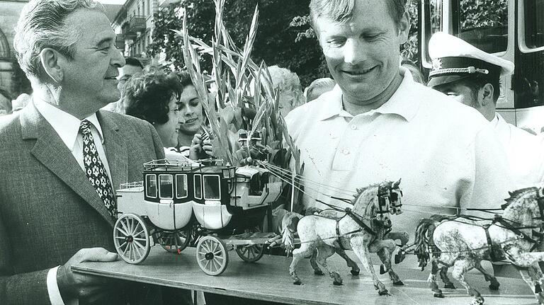 Als Souvenir aus Bad Kissingen erhielt Neil Armstrong eine Postkutsche im Kleinformat. Als Souvenir aus Bad Kissingen erhielt Neil Armstrong eine Postkutsche im Kleinformat.