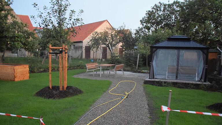 Die Grünfläche am Johannisbrunnenweg in Fröhstockheim ist neu gestaltet. Es war ein Projekt des Regionalbudgets der Kommunalen Allianz. Anlieger pflegen die Fläche künftig ehrenamtlich. Die Grünfläche am Johannisbrunnenweg in Fröhstockheim ist neu gestaltet. Es war ein Projekt des Regionalbudgets der Kommunalen Allianz. Anlieger pflegen die Fläche künftig ehrenamtlich.