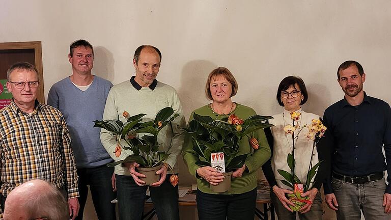 Erster Vorsitzender Armin Manietta (ganz links) und Kreisfachberater Johannes Bayer (ganz rechts) ehrten von links Udo Kaiser (40 Jahre Mitgliedschaft), Gudrun Geier (40 Jahre), Gerlinde Albert (25 Jahre) und Werner Schneider (25 Jahre, fehlt). Erster Vorsitzender Armin Manietta (ganz links) und Kreisfachberater Johannes Bayer (ganz rechts) ehrten von links Udo Kaiser (40 Jahre Mitgliedschaft), Gudrun Geier (40 Jahre), Gerlinde Albert (25 Jahre) und Werner Schneider (25 Jahre, fehlt).
