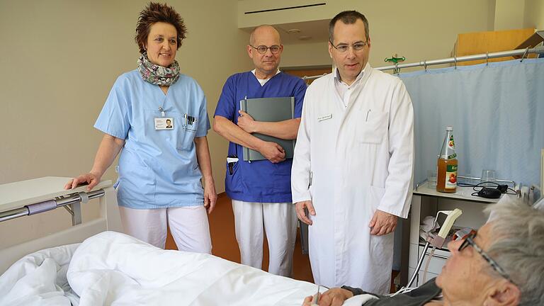 Stroke Unit im Caritas-Krankenhaus Bad Mergentheim (von links): Stationsleitung Susanne Hoffmann mit Oberarzt Dr. Rüdiger Holzapfel und Chefarzt Prof. Dr. Mathias Buttmann. Stroke Unit im Caritas-Krankenhaus Bad Mergentheim (von links): Stationsleitung Susanne Hoffmann mit Oberarzt Dr. Rüdiger Holzapfel und Chefarzt Prof. Dr. Mathias Buttmann.