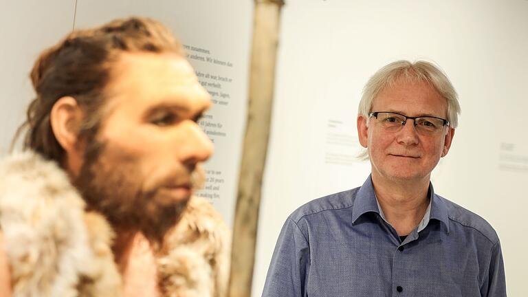 Neandertaler im LVR-LandesMuseum Bonn - So muss er ausgesehen haben: Experte Ralf W. Schmitz vor einer Nachbildung des 1856 entdeckten Neandertalers. Neandertaler im LVR-LandesMuseum Bonn - So muss er ausgesehen haben: Experte Ralf W. Schmitz vor einer Nachbildung des 1856 entdeckten Neandertalers.