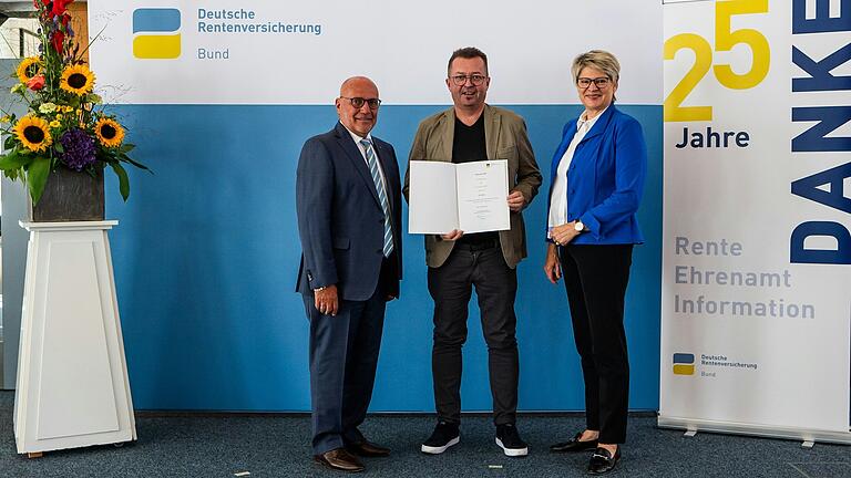 Auf dem Foto Vorsitzender Vertreterversammlung Rüdiger Herrmann, Wolfgang Brühl, Präsidentin der Deutschen Rentenversicherung Bund Gundula Roßbach.