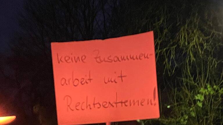 Protest in Hammelburg gegen Kooperation CSU und AfD - Die Forderungen der Demonstranten sind klar und deutlich. Protest in Hammelburg gegen Kooperation CSU und AfD - Die Forderungen der Demonstranten sind klar und deutlich.