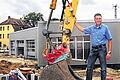Autohaus Keller baut Service-Zentrum       -  (dz)   Die Baustelle in der Würzburger Straße 69 ist nicht zu übersehen. Das Autohaus Keller in Veitshöchheim investiert kräftig in die Zukunft &ndash; und das im 66. Jahr seines Firmenbestehens. Derzeit entsteht auf einem etwa 3 500 Quadratmeter großen Gelände gegenüber der jetzigen Betriebsstätte ein neues Karosserie- und Reifenzentrum. Mit dem Erdaushub wurde im Februar begonnen, mit der Fertigstellung ist im Herbst dieses Jahres zu rechnen. Platz und Werkstatthallen erhalten in den kommenden Wochen den letzten Schliff. Der neue Karosseriebereich wird über neun Serviceplätze mit Hebebühnen verfügen, die direkt anfahrbar sind. Mit computergestützter Mess- und Richttechnik werden alle Reparaturen ausgeführt. Gleich nebenan, im modernen Reifenzentrum, gibt es Platz für die Einlagerung von 6 000 Kundenrädern. &bdquo;Um das neue Gebäude herum entstehen 40 zusätzliche Parkplätze&ldquo;, sagt  Serviceleiter Roland Hoier (im Bild).