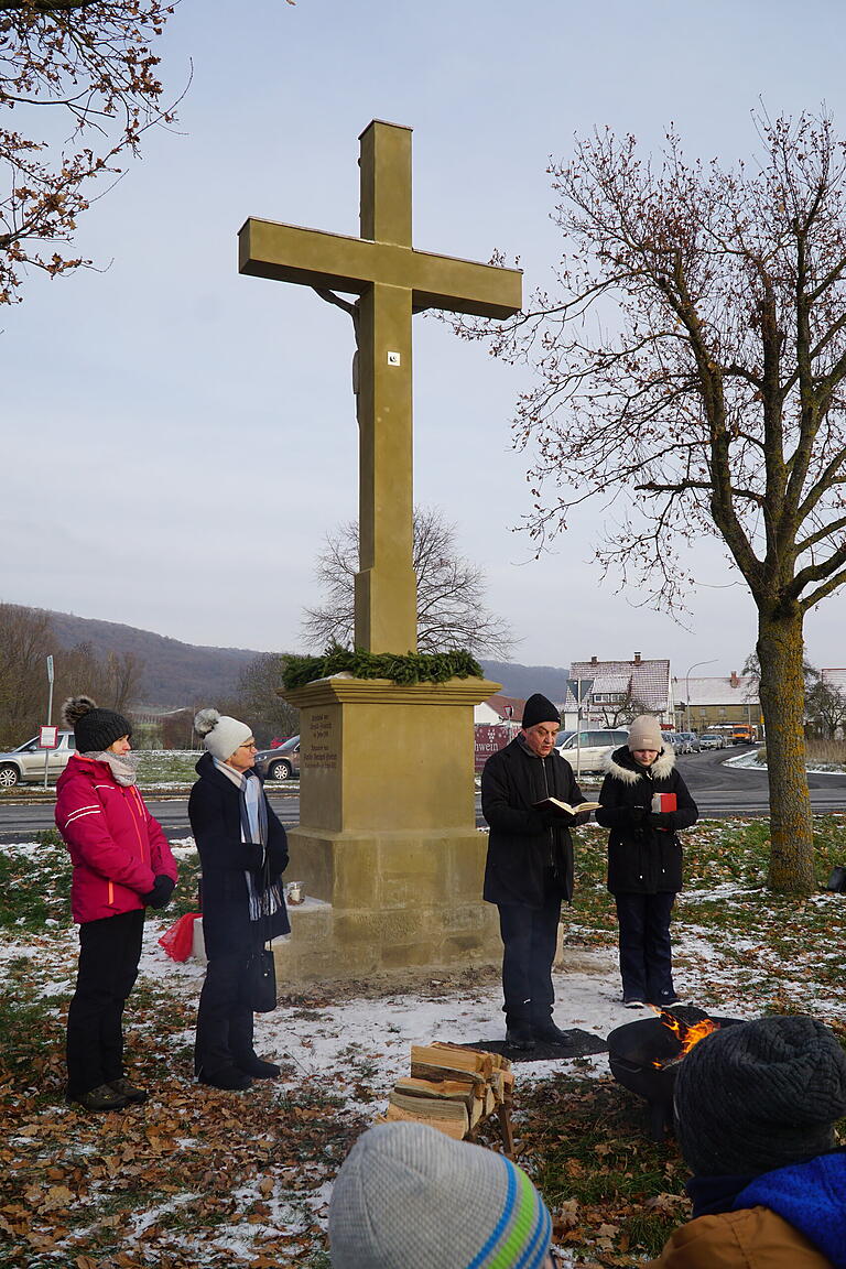 Nach der Restaurierung wurde das Steinkreuzes durch Pfarrer Stefan Mai in Anwesenheit von Hildegard Biegner, ihrer Familie und weiteren Gästen gesegnet. Nach der Restaurierung wurde das Steinkreuzes durch Pfarrer Stefan Mai in Anwesenheit von Hildegard Biegner, ihrer Familie und weiteren Gästen gesegnet.