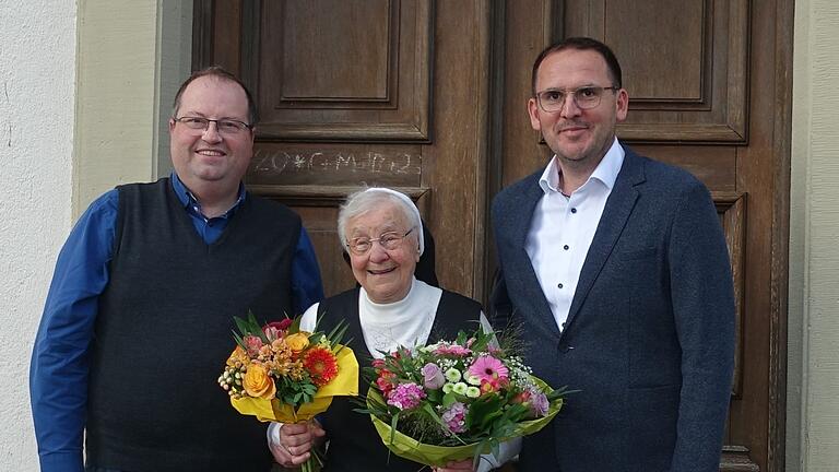Glückwünsche zum 85. Geburtstag: Pfarrer Jürgen Thaumüller, Schwester Dietheide Berber und Bürgermeister Tobias Blesch (von links). Glückwünsche zum 85. Geburtstag: Pfarrer Jürgen Thaumüller, Schwester Dietheide Berber und Bürgermeister Tobias Blesch (von links).