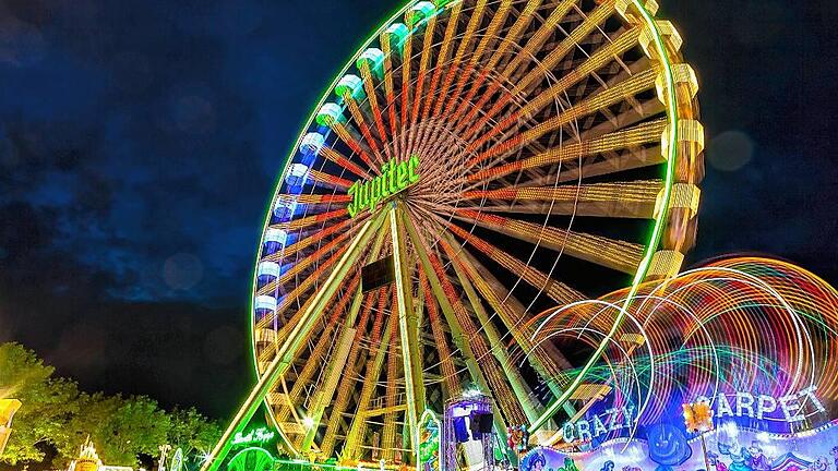 Das 50 Meter hohe Riesenrad „Jupiter“ darf auf dem Schweinfurter Volksfest nicht fehlen. Das 50 Meter hohe Riesenrad „Jupiter“ darf auf dem Schweinfurter Volksfest nicht fehlen.