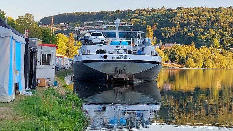 Am Montag lag das Frachtschiff 'Franken' von Axel Stahl aus Schollbrunn am Mainkai in Marktheidenfeld direkt hinter den Verkaufsständen der Laurenzi-Messe. Der Kapitän machte auf seiner Fahrt Halt, um mit seiner Frau und den Kindern die Messe zu besuchen.