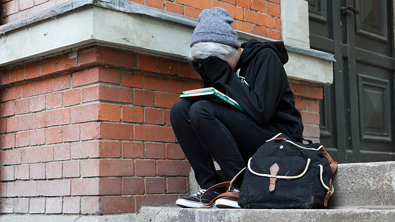 48389707.jpeg - In Frankreich sind rund eine Million der insgesamt zwölf Millionen Schülerinnen und Schüler Schätzungen zufolge Opfer von Mobbing. 48389707.jpeg - In Frankreich sind rund eine Million der insgesamt zwölf Millionen Schülerinnen und Schüler Schätzungen zufolge Opfer von Mobbing.