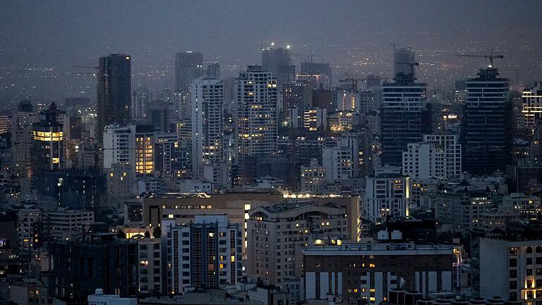 Abendstimmung in Teheran       -  Ägypten untersagt Flüge über Teheran: Hinweis auf möglichen Angriff?