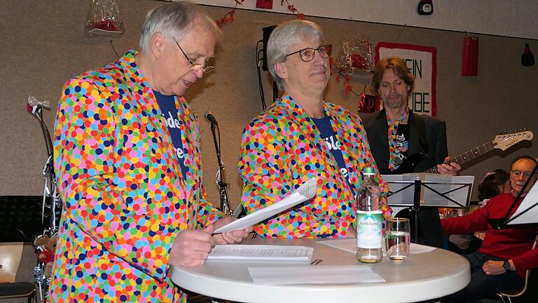 Über das Dorfgeschehen erzählten und sangen (von links) Erwin Eyrich und Martin Hartmann. Musikalisch begleitet wurden sie dabei von Alexander Sendelbach.