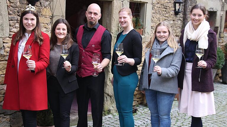 Besuch in Großlangheim: Björn Grebner zeigte den Bewerberinnen seinen Betrieb. Natürlich gab es auch etwas zu trinken für Carolin Meyer, Vanessa Wischer, Kimberly Langlotz, Katharina Schmidt und Lena Müller. Fotos: R. Dieter