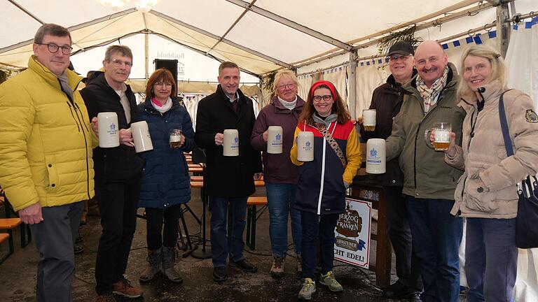 Zum Bieranstich trafen sich (von links) Winfried Maienschein (Ortsvorsteher Altengronau), Thomas Schiebel (Bezirksrat), Anja Baier (Landtagskandidatin der Grünen), Thorsten Schwab (MdL), Lioba Zieres (Bürgermeisterin Obersinn), Landrätin Sabine Sitter, Gerhard Kraft (Kreisvorsitzender der Grünen), Bernd Rützel (MdB) und Susan Schubert (Chefin der Arnsteiner Brauerei).