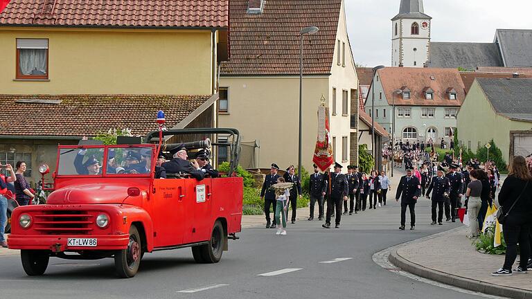 Ein bunter Festzug mit 26 Gruppen schlängelte sich am Samstagabend durch Dipbach. Allen voran fuhr der Oldtimer-Hanomag mit langjährigen Kameraden der Dipbacher Jubelfeuerwehr. Ein bunter Festzug mit 26 Gruppen schlängelte sich am Samstagabend durch Dipbach. Allen voran fuhr der Oldtimer-Hanomag mit langjährigen Kameraden der Dipbacher Jubelfeuerwehr.