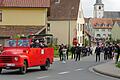 Ein bunter Festzug mit 26 Gruppen schlängelte sich am Samstagabend durch Dipbach. Allen voran fuhr der Oldtimer-Hanomag mit langjährigen Kameraden der Dipbacher Jubelfeuerwehr.