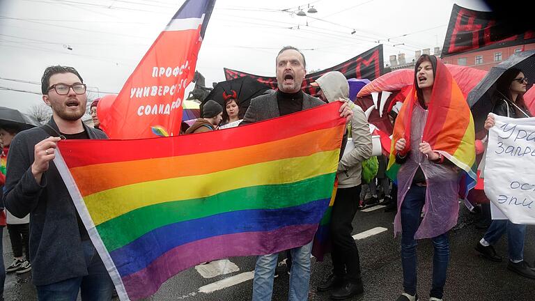 Russland verbietet LGBTQ+-Bewegung.jpeg       -  Aktivisten nehmen in St. Petersburg an einer Kundgebung für LGBTQ+-Rechte teil.