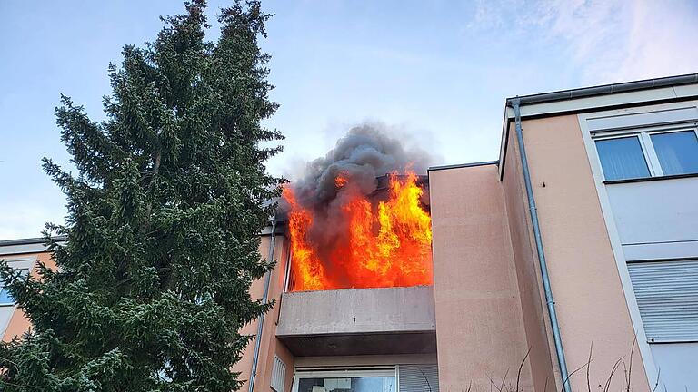 Als die Feuerwehren an dem Gebäude ankamen, stand die Wohnung bereits in Vollbrand.       -  Als die Feuerwehren an dem Gebäude ankamen, stand die Wohnung bereits in Vollbrand.