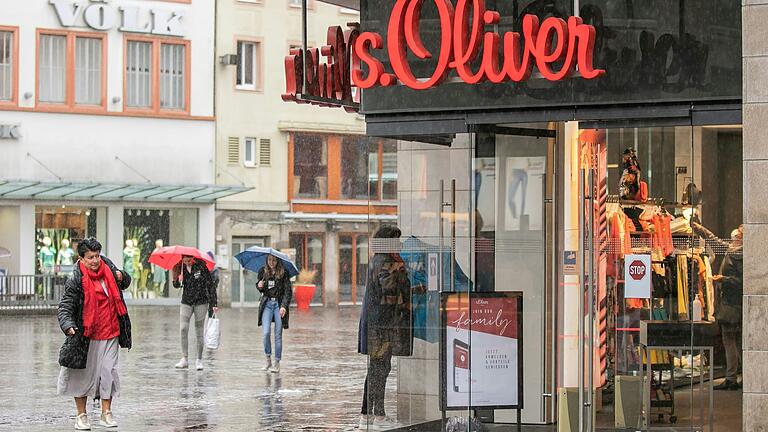 Neues aus der Konzernspitze: Der Modekonzern s.Oliver&nbsp; - hier eine Filiale in Würzburg - sorgt mit einem überraschenden Führungswechsel für Aufsehen.