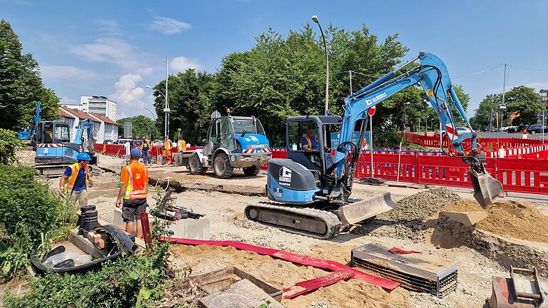 Wenn es heiß ist und die Sonne scheint, ist das keine leichte Arbeit für die Männer der Baufirma. - Wenn es heiß ist und die Sonne scheint, ist das keine leichte Arbeit für die Männer der Baufirma. Wenn es heiß ist und die Sonne scheint, ist das keine leichte Arbeit für die Männer der Baufirma. - Wenn es heiß ist und die Sonne scheint, ist das keine leichte Arbeit für die Männer der Baufirma.