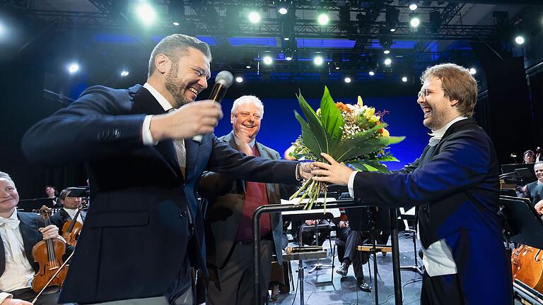 Generalmusikdirektor Enrico Calesso und Interimsintendant Georg Rootering danken Gábor Hontvári (von links).