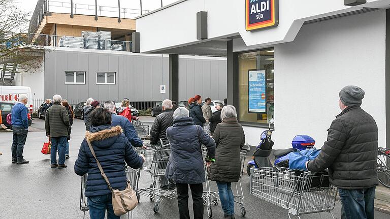 Aldi Süd in der Frankfurter Straße in der Würzburger Zellerau: Auch hier drehte sich alles um das Desinfektionsmittel-Angebot. Aldi Süd in der Frankfurter Straße in der Würzburger Zellerau: Auch hier drehte sich alles um das Desinfektionsmittel-Angebot. 