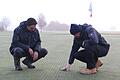 In den Morgenstunden kontrollieren Dominik Schmitt (links) und Frank Czarnietzki das Grün auf dem Golfplatz bei Münnerstadt.