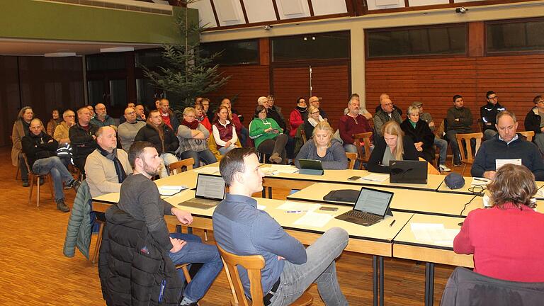 Auf großes Interesse der Bürgerinnen und Bürger stieß die Entscheidung des Abtswinder Gemeinderats über das Bürgerbegehren zur Kläranlage. Auf großes Interesse der Bürgerinnen und Bürger stieß die Entscheidung des Abtswinder Gemeinderats über das Bürgerbegehren zur Kläranlage.