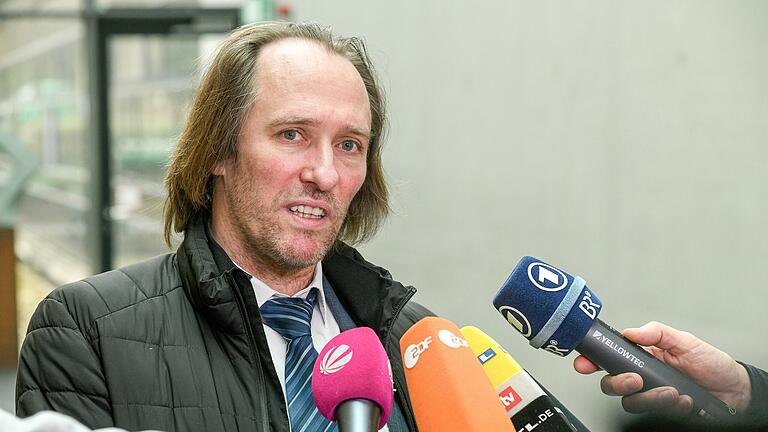 Gibt keine Stellungnahme ab und respektiert das Schweigen der Angehörigen: Der Würzburger Rechtsanwalt Jan Paulsen vertritt die Familie der Getöteten, die Nebenkläger im Prozess ist. Gibt keine Stellungnahme ab und respektiert das Schweigen der Angehörigen: Der Würzburger Rechtsanwalt Jan Paulsen vertritt die Familie der Getöteten, die Nebenkläger im Prozess ist.