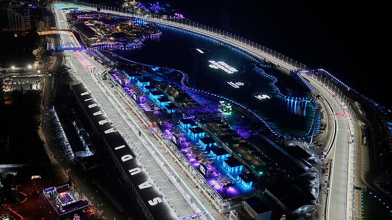 Formel-1-WM Grand Prix von Saudi-Arabien - Auch Qualifying und Rennen finden unter Flutlicht statt. Formel-1-WM Grand Prix von Saudi-Arabien - Auch Qualifying und Rennen finden unter Flutlicht statt.