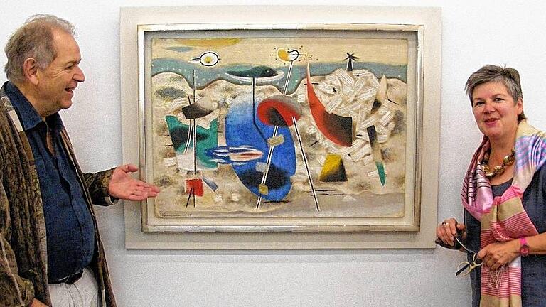 Franz Xaver Müller rahmte wertvolles Baumeister-Gemälde - (Rö) Der Auftrag, ein Bild eines weltberühmten Künstlers wie Willi Baumeister neu zu rahmen, ist auch für einen erfahrenen Kunsthändler wie Franz Xaver Müller nichts Alltägliches. Umso erfreuter war er, als seine Kunsthandlung und Rahmenwerkstatt von der Kunsthalle Schweinfurt den Auftrag erhielt für das „Wimpelstrand“, das der Stuttgarter Künstler 1949 gemalt hat, einen neuen rahmen herzustellen. Der rohe Holzrahmen, der das Bild umgab, war für Erich Schneider und Andrea Brandl von den Städtischen Sammlungen Schweinfurt ein Relikt der Nachkriegszeit. Auch im Hinblick auf die im Dritten Reich erfahrenen Demütigungen des Malers sollte das Werk einen würdigeren Rahmen erhalten. Die Aufgabe für Franz Xaver Müller lautete, einen Rahmen zu finden und anzufertigen, der den Vorstellungen Willi Baumeisters entsprach. Nach langwierigen Recherchen gelang es ihm, eine Umrahmung des Bildes im Sinne Willi Baumeisters anzufertigen. Es entstand ein Kastenrahmen mit Weißgoldkante und einer grauweiß getönten Platte. Das Bild wird durch eine entspiegelte, UV- und splitterhemmende Glasscheibe geschützt. Erich Schneider und Andrea Brandl zeigten sich von der neuen Rahmung begeistert. Schon aufgrund seines Versicherungswertes gehört „Wimpelstrand“ zu den bedeutendsten Werken von Willi Baumeister (1889 bis 1956). Er war Schüler der Akademie Stuttgart bei Adolf Hölzel. Als Lehrer an der Städelschule in Frankfurt als „entartet“ 1933 entlassen, war Baumeisters Werk auch Bestandteil der von den Nazis veranstalteten Ausstellung „Entartete Kunst“(1937). Die Diffamierung Baumeisters gipfelte 1941 im Verbot seiner Kunst. Nach dem Krieg gehörte Willi Baumeister zu den Gründungsmitgliedern der Gruppe Zen 49. Franz Xaver Müller rahmte wertvolles Baumeister-Gemälde - (Rö) Der Auftrag, ein Bild eines weltberühmten Künstlers wie Willi Baumeister neu zu rahmen, ist auch für einen erfahrenen Kunsthändler wie Franz Xaver Müller nichts Alltägliches. Umso erfreuter war er, als seine Kunsthandlung und Rahmenwerkstatt von der Kunsthalle Schweinfurt den Auftrag erhielt für das „Wimpelstrand“, das der Stuttgarter Künstler 1949 gemalt hat, einen neuen rahmen herzustellen. Der rohe Holzrahmen, der das Bild umgab, war für Erich Schneider und Andrea Brandl von den Städtischen Sammlungen Schweinfurt ein Relikt der Nachkriegszeit. Auch im Hinblick auf die im Dritten Reich erfahrenen Demütigungen des Malers sollte das Werk einen würdigeren Rahmen erhalten. Die Aufgabe für Franz Xaver Müller lautete, einen Rahmen zu finden und anzufertigen, der den Vorstellungen Willi Baumeisters entsprach. Nach langwierigen Recherchen gelang es ihm, eine Umrahmung des Bildes im Sinne Willi Baumeisters anzufertigen. Es entstand ein Kastenrahmen mit Weißgoldkante und einer grauweiß getönten Platte. Das Bild wird durch eine entspiegelte, UV- und splitterhemmende Glasscheibe geschützt. Erich Schneider und Andrea Brandl zeigten sich von der neuen Rahmung begeistert. Schon aufgrund seines Versicherungswertes gehört „Wimpelstrand“ zu den bedeutendsten Werken von Willi Baumeister (1889 bis 1956). Er war Schüler der Akademie Stuttgart bei Adolf Hölzel. Als Lehrer an der Städelschule in Frankfurt als „entartet“ 1933 entlassen, war Baumeisters Werk auch Bestandteil der von den Nazis veranstalteten Ausstellung „Entartete Kunst“(1937). Die Diffamierung Baumeisters gipfelte 1941 im Verbot seiner Kunst. Nach dem Krieg gehörte Willi Baumeister zu den Gründungsmitgliedern der Gruppe Zen 49.