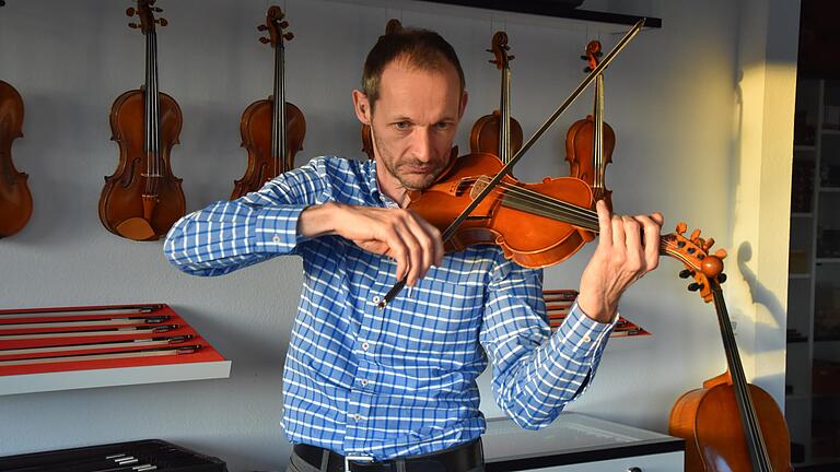 Bernd Müsing prüft, ob der Kohlefaser-Bogen so klingt, wie er klingen soll. Bernd Müsing prüft, ob der Kohlefaser-Bogen so klingt, wie er klingen soll.