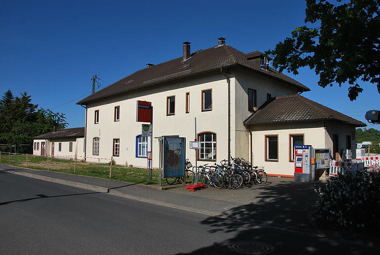 Im 19. Jahrhundert errichtet, soll das Bahnhofsgebäude bald wieder zum Aufenthalt in Rottendorf einladen. An der Bahnhofstraße soll ein Platz mit hoher Aufenthaltsqualität entstehen. Im 19. Jahrhundert errichtet, soll das Bahnhofsgebäude bald wieder zum Aufenthalt in Rottendorf einladen. An der Bahnhofstraße soll ein Platz mit hoher Aufenthaltsqualität entstehen.