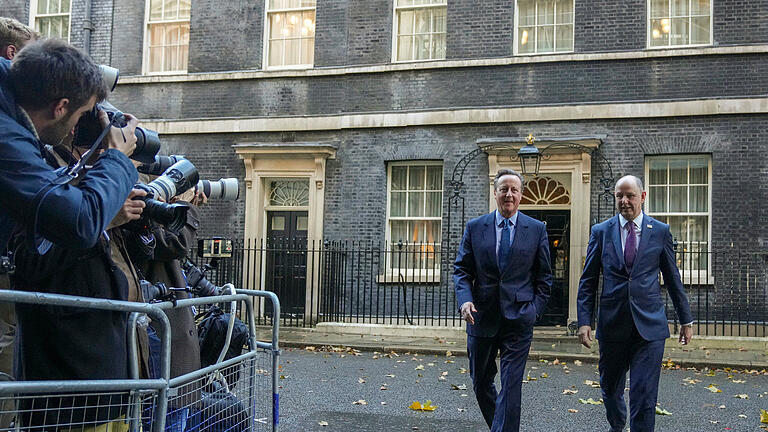 Ex-Premier David Cameron zum neuen Außenminister ernannt.jpeg       -  Da staunten nicht wenige Journalisten: Der frühere Premier David Cameron verlässt als neu ernannter britischer Außenminister den Regierungssitz in der Downing Street.