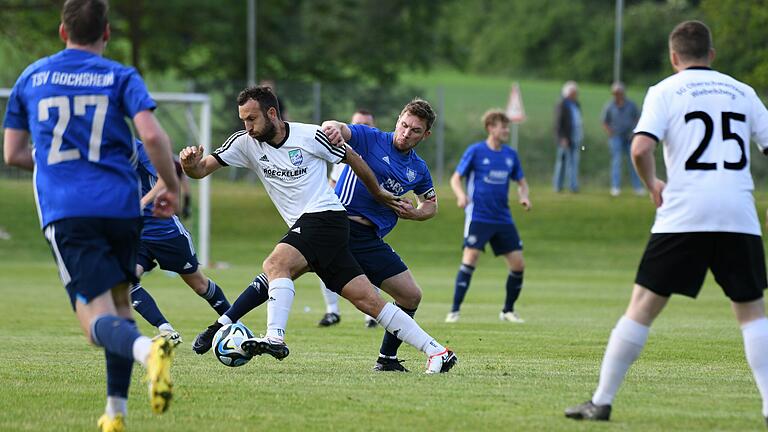 In der ersten Runde der Landesliga-Relegation setzte sich der SV-DJK Oberschwarzach um Spielertrainer Simon Müller (Mitte, weißes Trikot) noch gegen den TSV Gochsheim (im Zweikampf, Tino Kummer) durch. In der Bezirksliga Ost gehören beide Teams in der neuen Saison nun zum Kreis der Titelfavoriten.