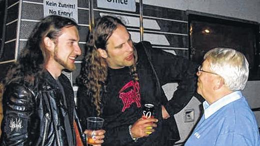 Senior-Festivalmitarbeiter: Immer für einen Spaß zu haben ist Bernd Weismantel, der hier gerade zwei Metalern erklärt, was in seinem Garten alles wächst und was nicht.
