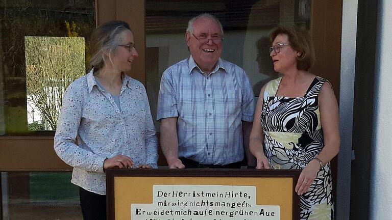Der Psalm 23 als filigrane Laubsägearbeit: Arnim Waldau (Mitte) überreichte an Pfarrerin Daniele Roth (links) und die Vertrauensfrau der evangelischen Kirchengemeinde Wildflecken, Christine Gehrlein, ein ganz besonderes Objekt.Rolf Pralle - Der Psalm 23 als filigrane Laubsägearbeit: Arnim Waldau (Mitte) überreichte an Pfarrerin Daniele Roth (links) und die Vertrauensfrau der evangelischen Kirchengemeinde Wildflecken, Christine Gehrlein, ein ganz besonderes Objekt.Rolf Pralle Der Psalm 23 als filigrane Laubsägearbeit: Arnim Waldau (Mitte) überreichte an Pfarrerin Daniele Roth (links) und die Vertrauensfrau der evangelischen Kirchengemeinde Wildflecken, Christine Gehrlein, ein ganz besonderes Objekt.Rolf Pralle - Der Psalm 23 als filigrane Laubsägearbeit: Arnim Waldau (Mitte) überreichte an Pfarrerin Daniele Roth (links) und die Vertrauensfrau der evangelischen Kirchengemeinde Wildflecken, Christine Gehrlein, ein ganz besonderes Objekt.Rolf Pralle