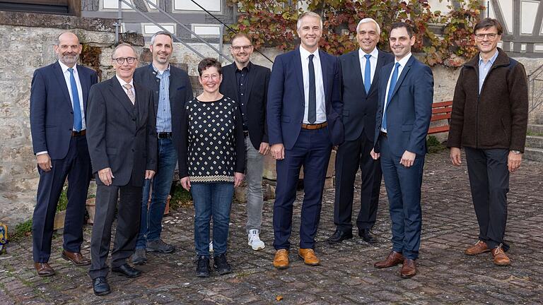 Der Stiftungsrat und Vorstand der neuen Raiffeisenbank-Stiftung (von links): Hilmar Ullrich, Walter Fronczek, Julian Bruhn, Linda Schwarz, Sebastian Kühl, Andreas Fella, Manfred Heuer, Thomas Rauch und Klaus Bernhart.